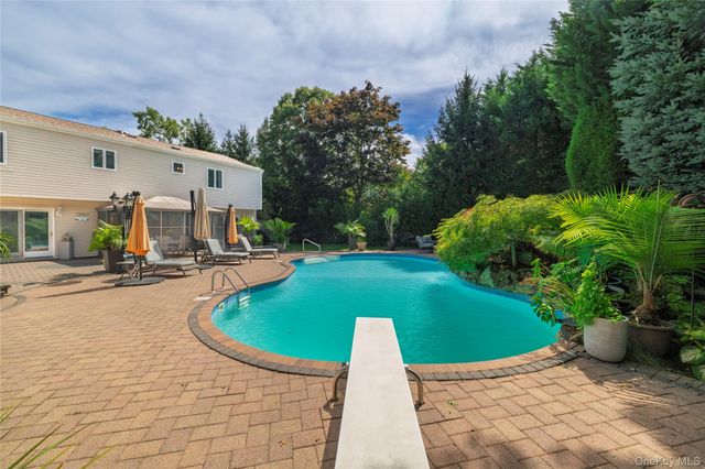 24 Sal Court, Bohemia, NY 11716