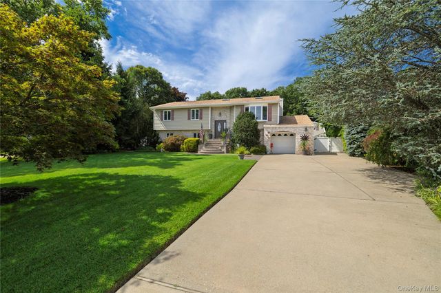 24 Sal Court, Bohemia, NY 11716