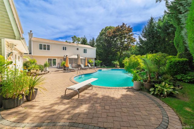 24 Sal Court, Bohemia, NY 11716
