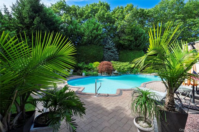 24 Sal Court, Bohemia, NY 11716