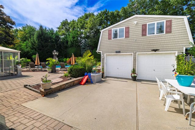 24 Sal Court, Bohemia, NY 11716
