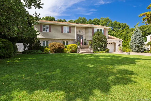 24 Sal Court, Bohemia, NY 11716