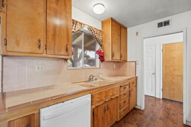 2221 Rainbow Avenue, Sacramento, CA 95821