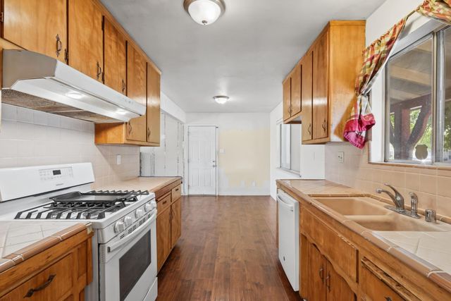 2221 Rainbow Avenue, Sacramento, CA 95821