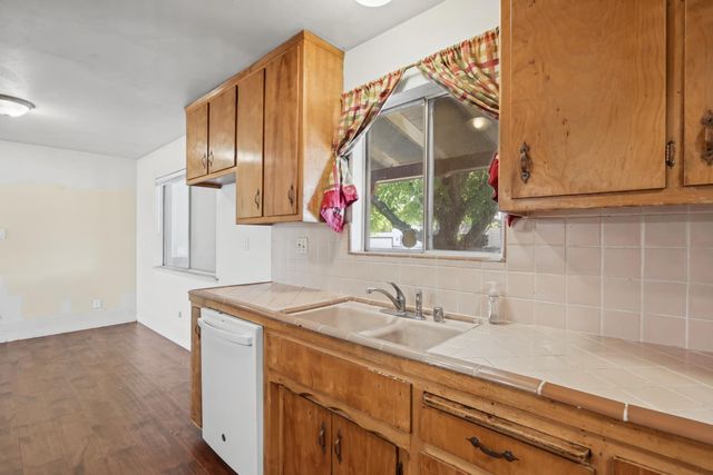 2221 Rainbow Avenue, Sacramento, CA 95821