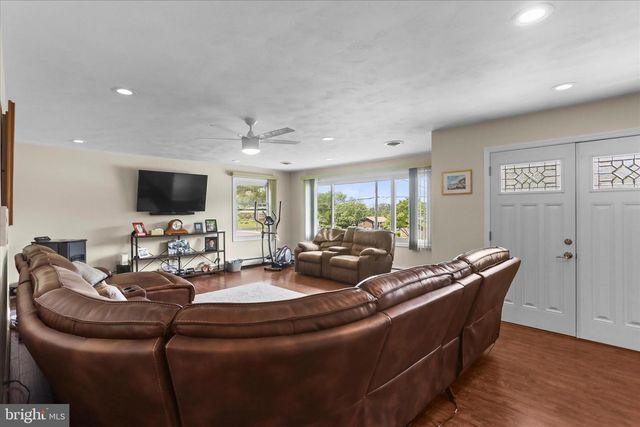 88 SUNSET DR, Hanover, PA 17331