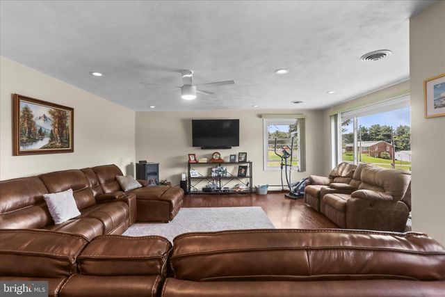 88 SUNSET DR, Hanover, PA 17331