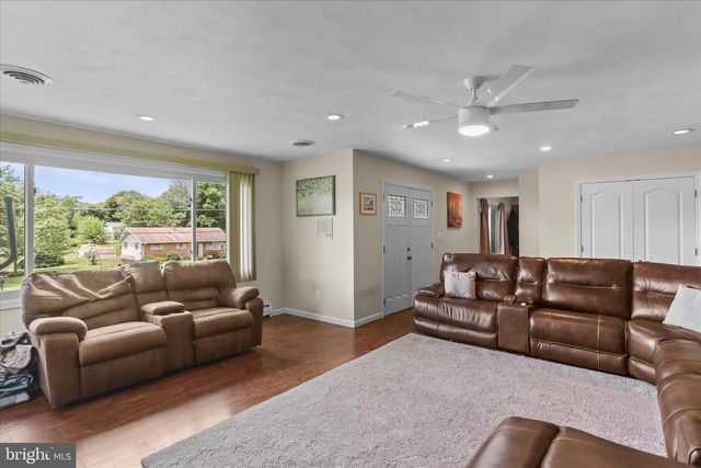 88 SUNSET DR, Hanover, PA 17331