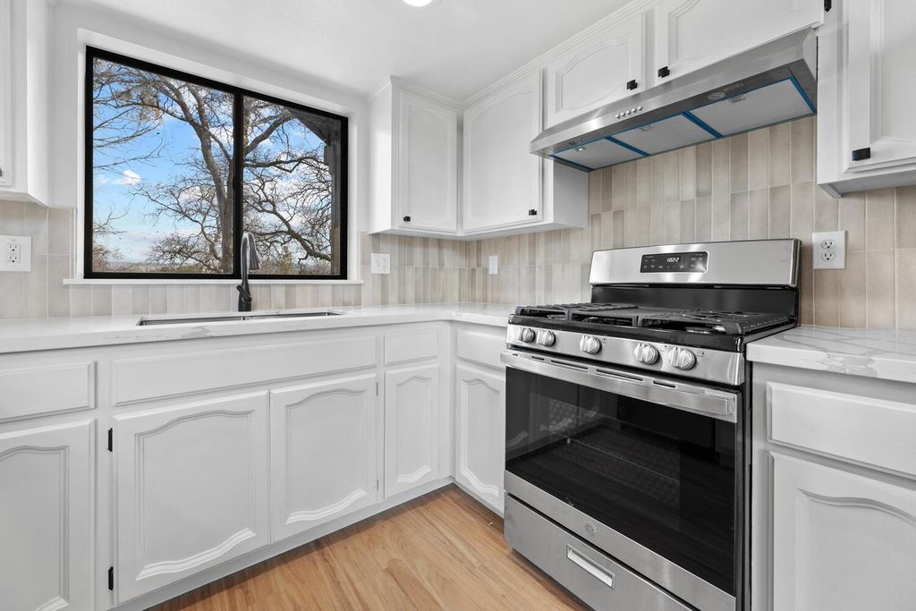 Image 11 of property listing at 41763 Horseshoe Way, Coarsegold, CA 93614