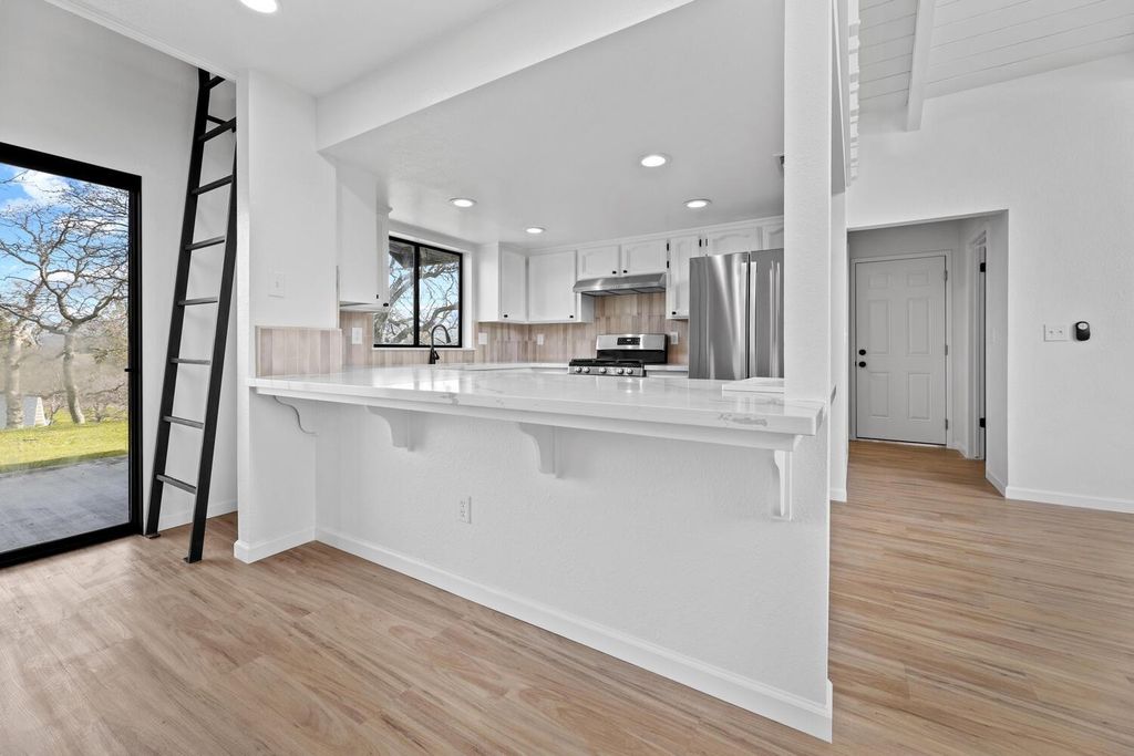 Image 12 of property listing at 41763 Horseshoe Way, Coarsegold, CA 93614