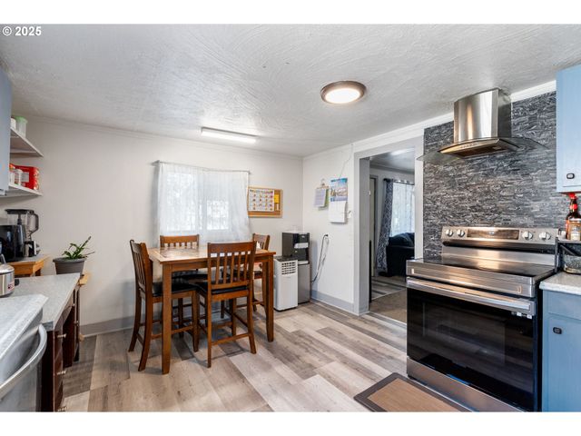 1508 E 12TH St, The Dalles, OR 97058