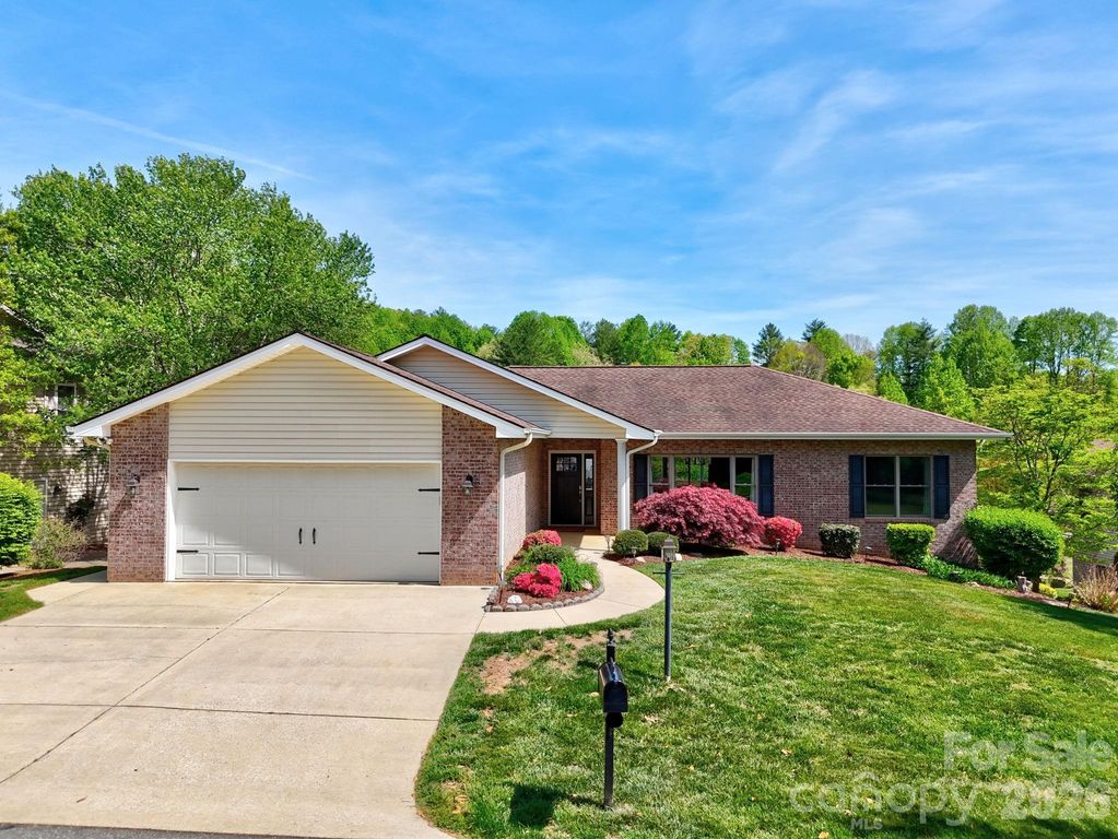 108 Fairway Knoll Drive 108, Hendersonville, NC 28739