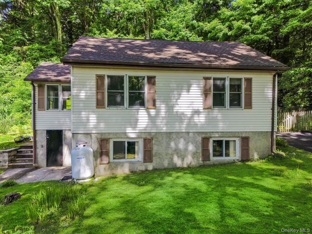19 Woodlawn Road, Putnam Valley, NY 10579