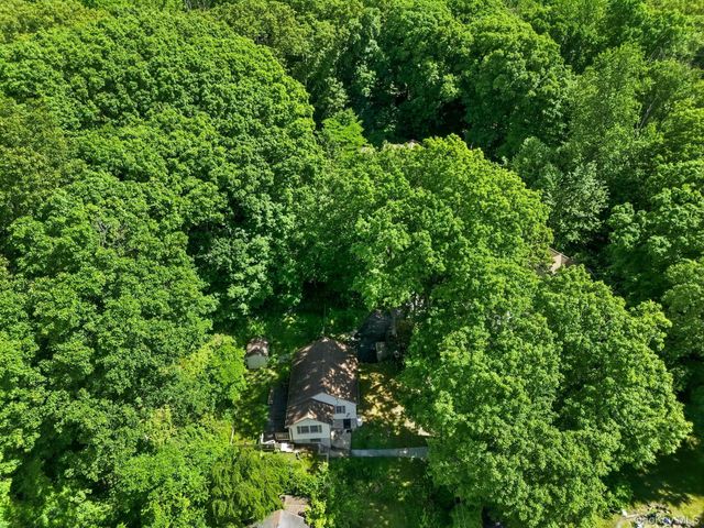 19 Woodlawn Road, Putnam Valley, NY 10579
