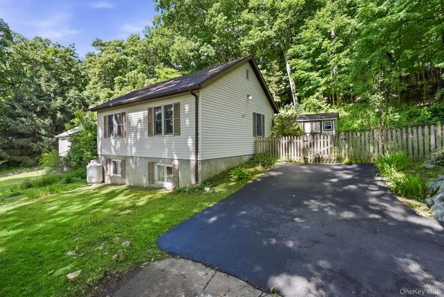 19 Woodlawn Road, Putnam Valley, NY 10579
