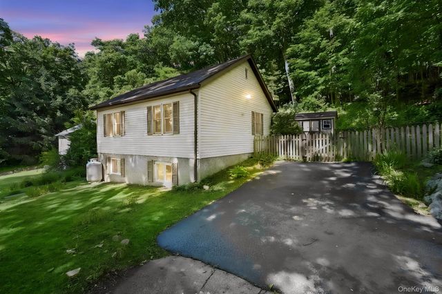 19 Woodlawn Road, Putnam Valley, NY 10579