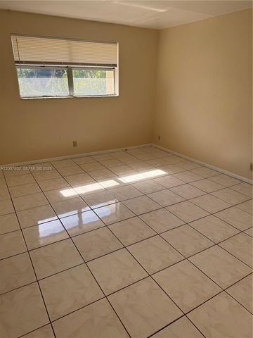 5841 Blueberry Ct 77, Lauderhill, FL 33313