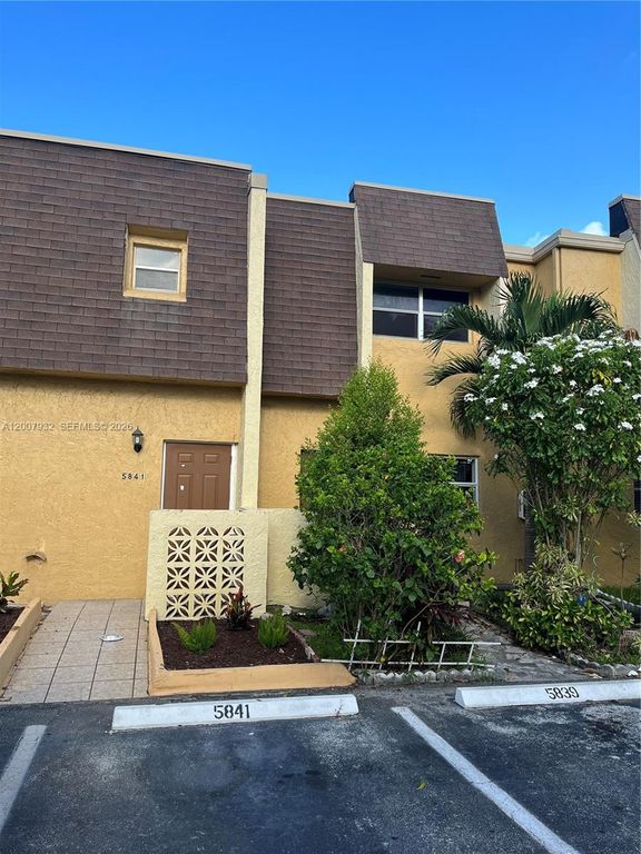 5841 Blueberry Ct 77, Lauderhill, FL 33313