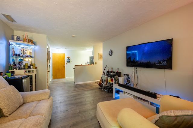 189 Littleton Rd 10, Chelmsford, MA 01824