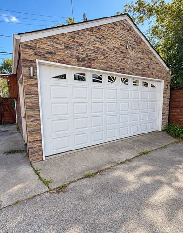 9601 S Winston Avenue, Chicago, IL 60643