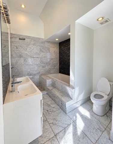 9601 S Winston Avenue, Chicago, IL 60643