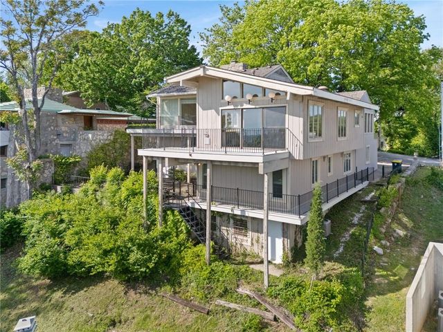 3630 N Briarcliff Road, Kansas City, MO 64116