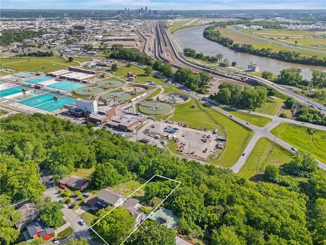 3630 N Briarcliff Road, Kansas City, MO 64116