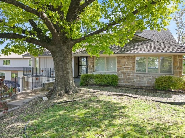 3630 N Briarcliff Road, Kansas City, MO 64116