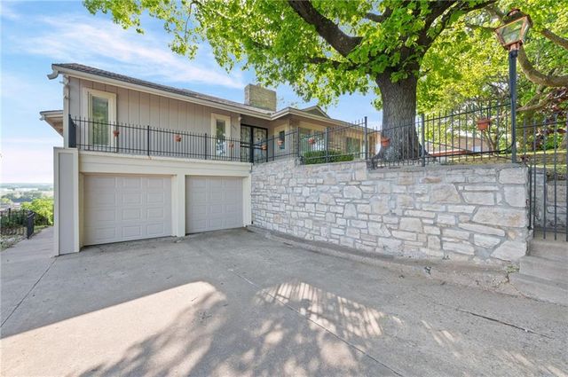 3630 N Briarcliff Road, Kansas City, MO 64116