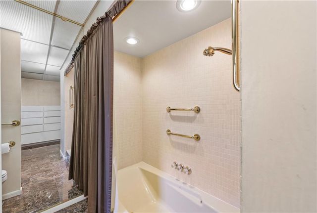 3630 N Briarcliff Road, Kansas City, MO 64116