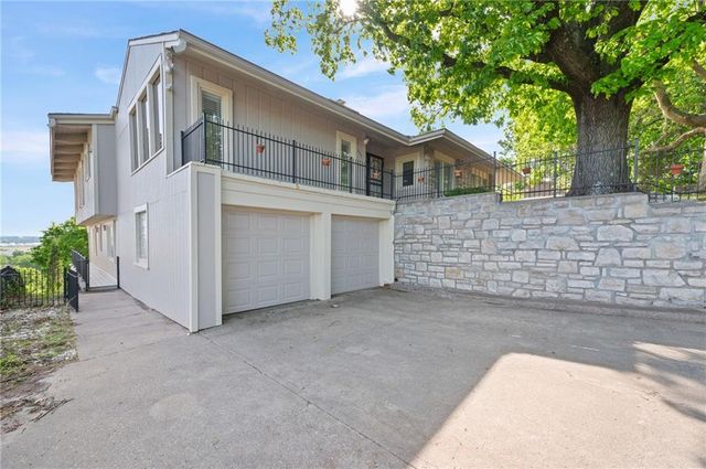 3630 N Briarcliff Road, Kansas City, MO 64116