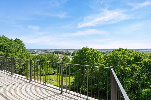 3630 N Briarcliff Road, Kansas City, MO 64116