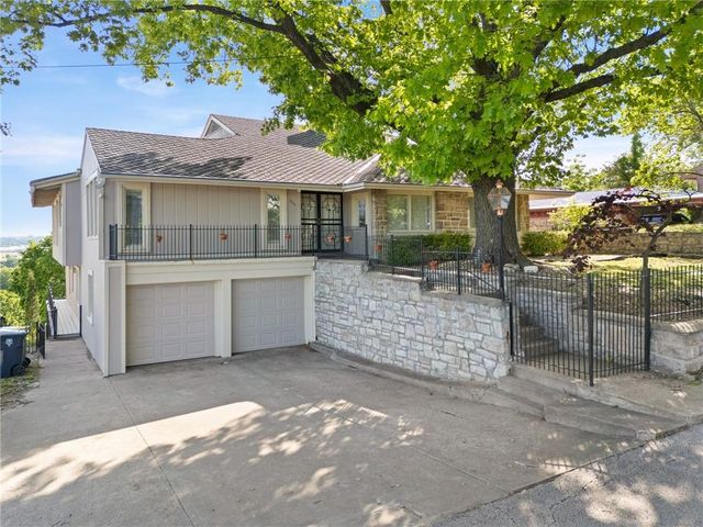 3630 N Briarcliff Road, Kansas City, MO 64116