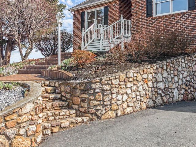 1500 Ashley DR, Salem, VA 24153