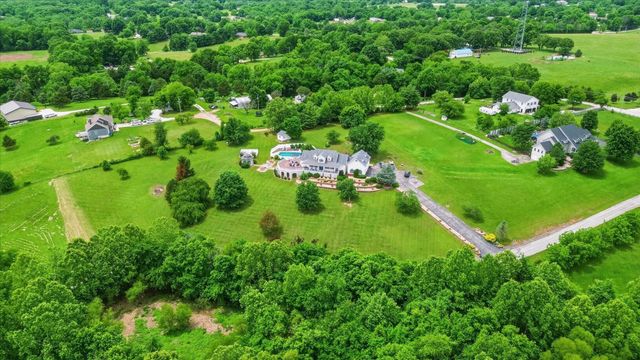 1061 S Eagle Lake Drive, Nixa, MO 65714