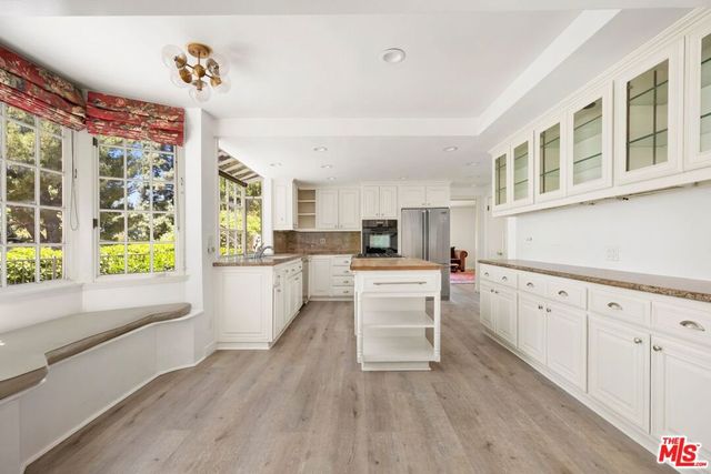 15810 Castlewoods Drive, Sherman Oaks, CA 91403