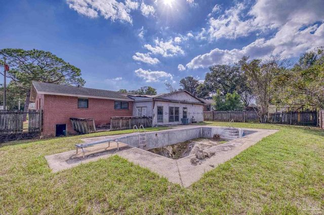 725 Gentian Dr, Pensacola, FL 32503