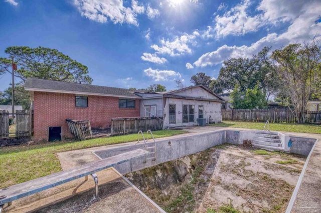 725 Gentian Dr, Pensacola, FL 32503