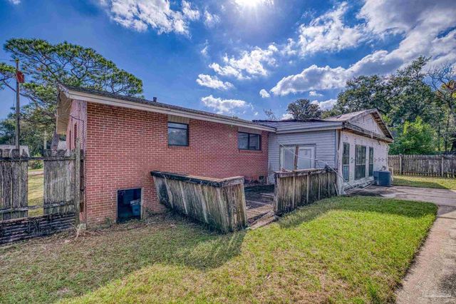 725 Gentian Dr, Pensacola, FL 32503