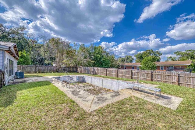 725 Gentian Dr, Pensacola, FL 32503