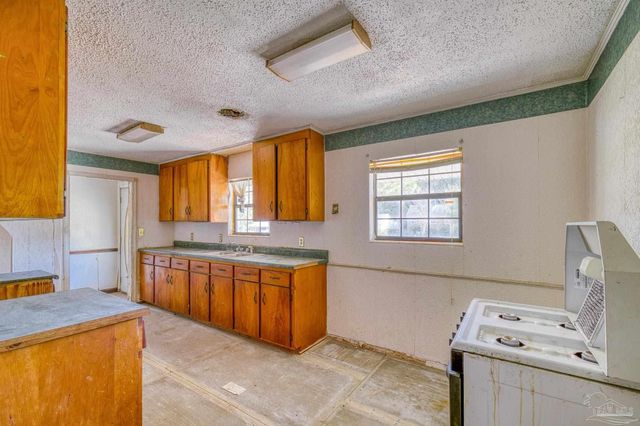 725 Gentian Dr, Pensacola, FL 32503