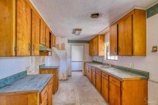 725 Gentian Dr, Pensacola, FL 32503