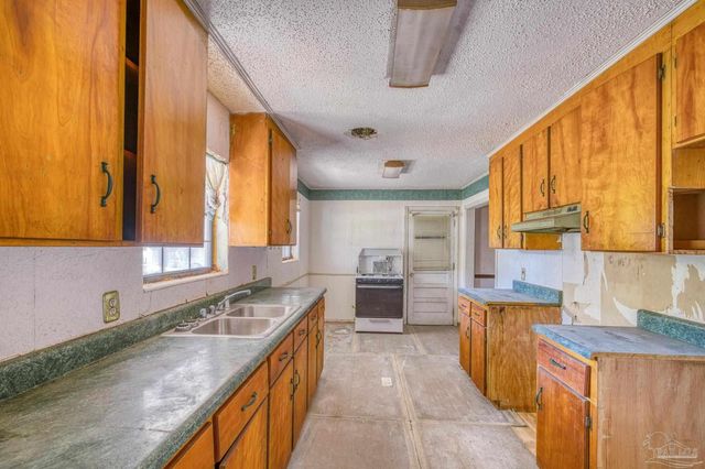 725 Gentian Dr, Pensacola, FL 32503