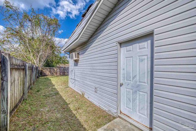 725 Gentian Dr, Pensacola, FL 32503