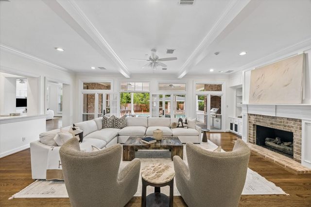 223 Heritage Oaks Lane, Houston, TX 77024