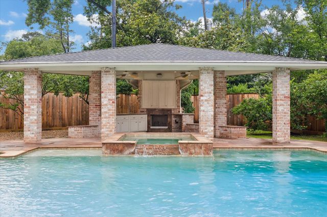223 Heritage Oaks Lane, Houston, TX 77024