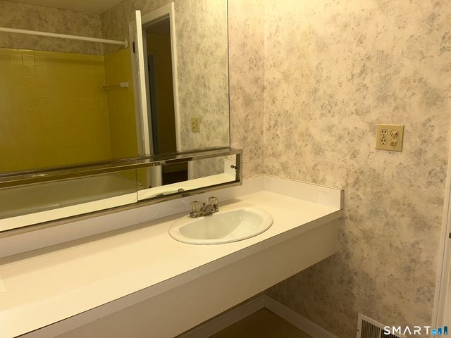 318 Dunfey Lane 318, Windsor, CT 06095