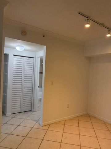 6505 EMERALD DUNES Drive 107, West Palm Beach, FL 33411