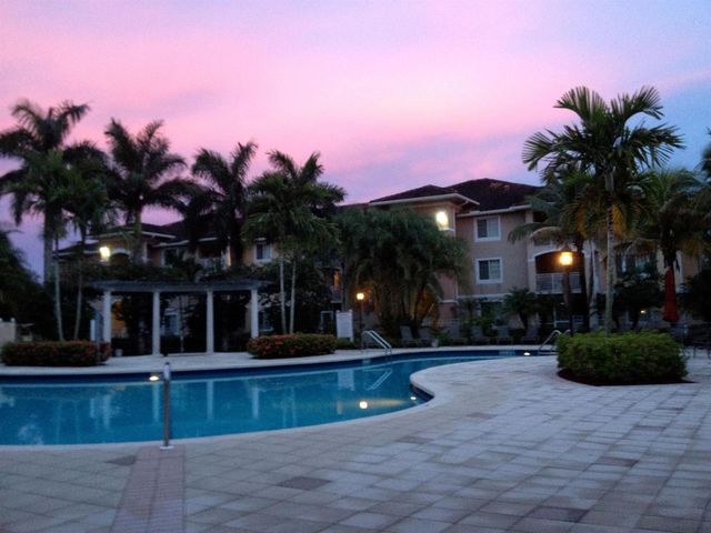 6505 EMERALD DUNES Drive 107, West Palm Beach, FL 33411