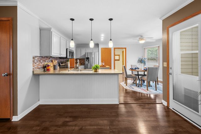 4816 Norfolk Place, Bettendorf, IA 52722